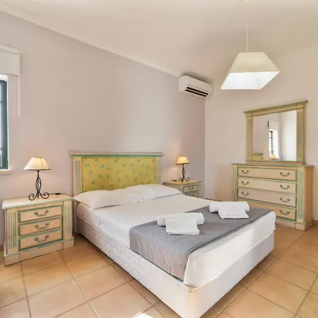 Apartment Tangerine By Hellovacations